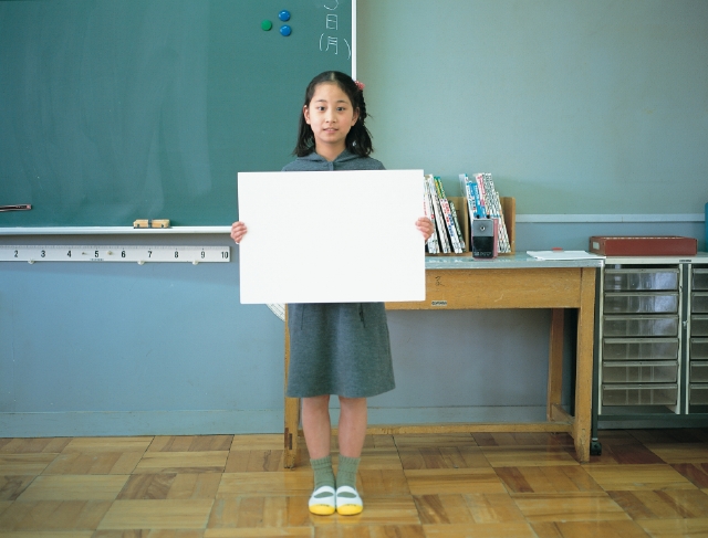 イラスト＆写真のストックフォトwaha（ワーハ）　人物、日本人、メッセージボード、小学生、学生、屋内、正面、上半身、ポートレート、教室、黒板、校内　p4-1774b