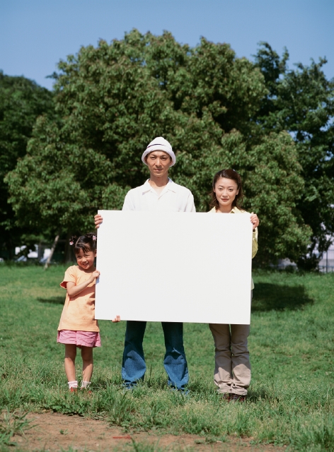 イラスト＆写真のストックフォトwaha（ワーハ）　人物、日本人、メッセージボード、家族、公園、屋外、3人、父、母、親子、子供、娘、女の子、幼い、無邪気、正面、全身、ポートレート、散歩　p4-1787b