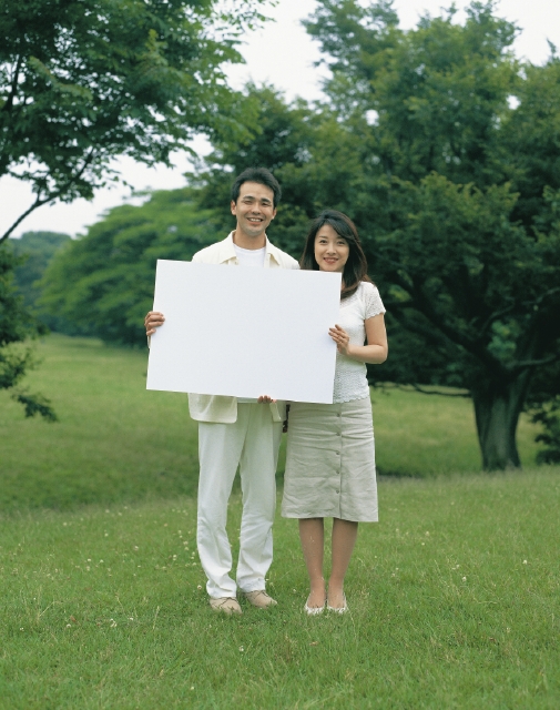 イラスト＆写真のストックフォトwaha（ワーハ）　人物、日本人、メッセージボード、夫婦、公園、屋外、2人、男性、女性、愛情、カップル、夫婦、正面、全身、ポートレート、散歩　p4-1788b