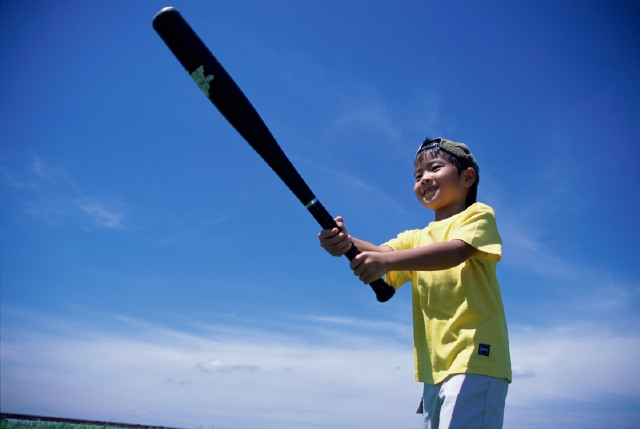 イラスト＆写真のストックフォトwaha（ワーハ）　人物、日本人、元気、健康、スポーツ、子供、屋外、横向き、ローアングル、上半身、逆光、青空、キャッチボール、バット、構える、振る、笑顔、Tシャツ、遊ぶ、日差し、快晴、握る、あそぶ、あそび、遊ぶ、遊び、笑う、笑い、スマイル、運動、子ども、こども　p5-0025b