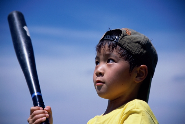 イラスト＆写真のストックフォトwaha（ワーハ）　人物、日本人、子供、スポーツ、夢、考える、屋外、横向き、横顔、アップ、逆光、青空、キャッチボール、バット、構える、見上げる、目指す、目標、出発、志す、快晴、握る、運動、子ども、こども　p5-0026b