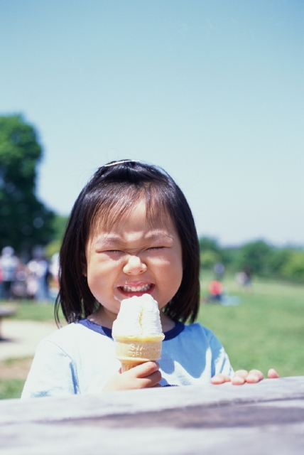 人物 日本人 表情 ポーズ 夏 子供 公園 屋外 正面 アップ ポートレート 笑顔 食べる アイスクリーム ソフトクリーム 甘い おやつ 無邪気 嬉しい 幸福感 青空 笑う 笑い スマイル 季節 四季 子ども こども フォト作品紹介 イラスト 写真の