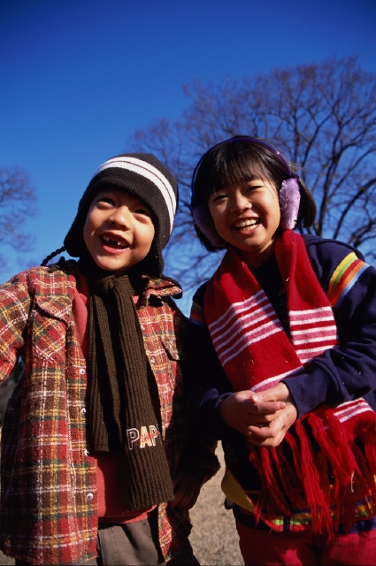 イラスト＆写真のストックフォトwaha（ワーハ）　人物、日本人、秋、子供、子供、笑顔、冬、屋外、正面、上半身、ポートレート、2人、青空、無邪気、友達、耳当て、マフラー、快晴、笑う、笑い、スマイル、季節、四季、子ども、こども　p5-0057bv