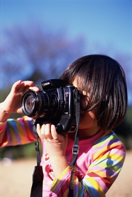 人物 日本人 子供 屋外 横向き 上半身 アップ カメラ 一眼レフ 望遠レンズ 覗く 撮影 チーズ ピント 構える 青空 子ども こども フォト作品紹介 イラスト 写真のストックフォトwaha ワーハ カンプデータは無料