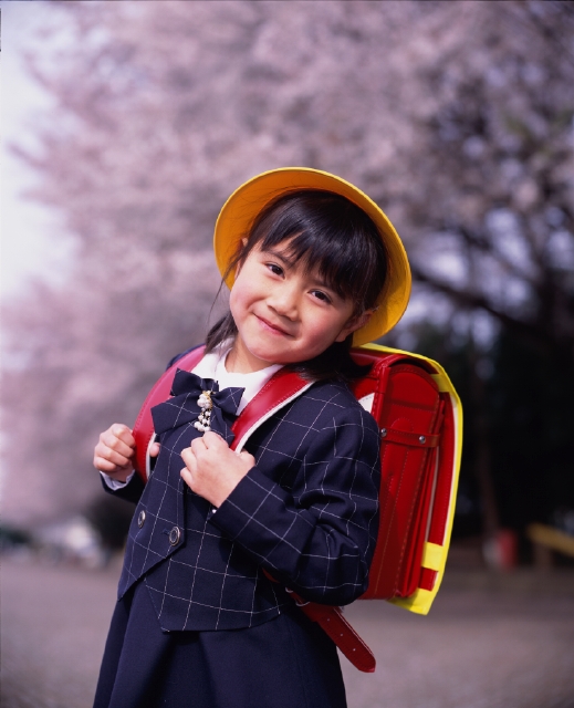 人物 日本人 小学生 学生 春 屋外 正面 上半身 ポートレート 入学式 四月 一年生 新入生 ツーピース おめかし フォーマル 期待 照れる おすまし 無邪気 嬉しい ランドセル 背負う 行事 子供 こども 子ども 季節 四季 桜 さくら サクラ