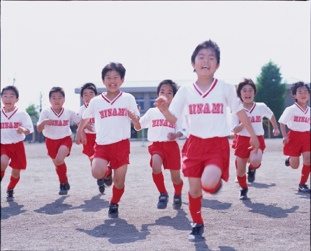 イラスト＆写真のストックフォトwaha（ワーハ）　人物、日本人、スポーツ、子供、元気、健康、小学生、学生、屋外、正面、全身、グループ、仲間、集団、友達、チームメイト、ライバル、走る、競争、目指す、校庭、グラウンド、ユニフォーム、スタート、運動、子ども、こども　p5-0118cv