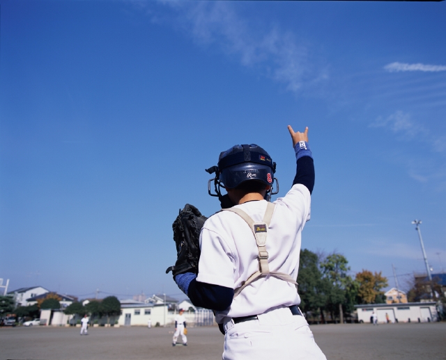 人物 日本人 子供 スポーツ 屋外 後ろ姿 後姿 背中 上半身 野球 ユニフォーム ヘルメット グローブ 手を上げる キャッチャー グラウンド 校庭 青空 後姿 後ろ姿 うしろ姿 背中 運動 子ども こども フォト作品紹介 イラスト 写真のストック
