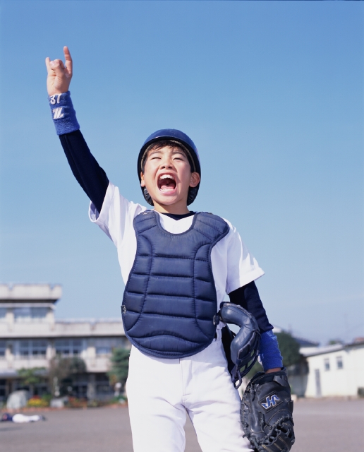 イラスト＆写真のストックフォトwaha（ワーハ）　人物、日本人、子供、スポーツ、屋外、正面、上半身、野球、ユニフォーム、ヘルメット、グローブ、叫ぶ、手を上げる、キャッチャー、グラウンド、校庭、青空、運動、子ども、こども　p5-0129b-data