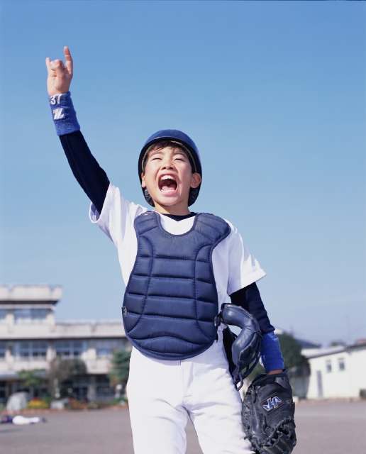 人物 日本人 子供 スポーツ 屋外 正面 上半身 野球 ユニフォーム ヘルメット グローブ 叫ぶ 手を上げる キャッチャー グラウンド 校庭 青空 運動 子ども こども フォト作品紹介 イラスト 写真のストックフォトwaha ワーハ カンプデータは無料