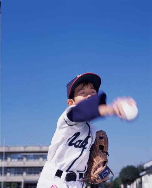 イラスト＆写真のストックフォトwaha（ワーハ）　人物、日本人、スポーツ、子供、屋外、正面、上半身、ブレ、野球、ユニフォーム、グローブ、ピッチャー、ボール、投げる、青空、戦う、躍動感、運動、子ども、こども　p5-0133b