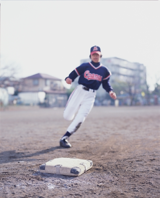 イラスト＆写真のストックフォトwaha（ワーハ）　人物、日本人、スポーツ、子供、屋外、正面、全身、アップ、ベース、野球、ユニフォーム、グラウンド、校庭、空、目指す、走る、土、運動、子ども、こども　p5-0134b