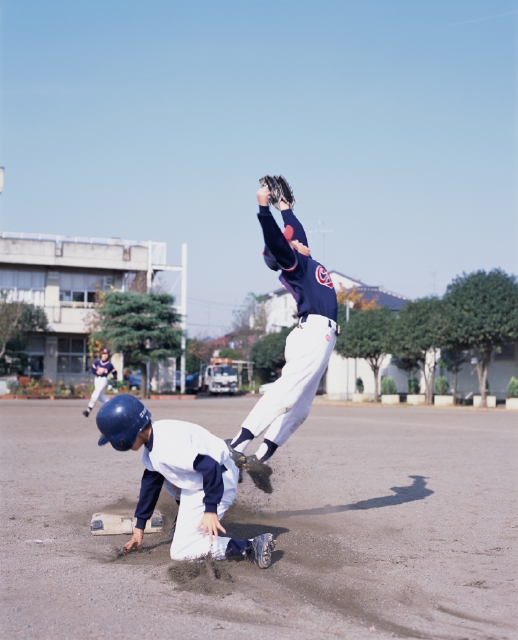 人物 日本人 スポーツ 子供 屋外 後ろ姿 後姿 背中 横向き 全身 ベース 野球 ユニフォーム グラウンド 校庭 空 目指す 滑り込む ジャンプ グローブ ヘルメット 試合 ゲーム 土 キャッチする 見上げる 間に合う セーフ 勝負 後姿 後ろ姿