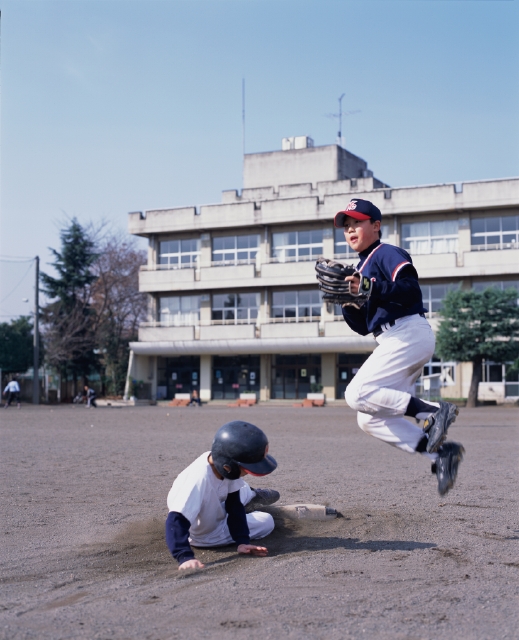 イラスト＆写真のストックフォトwaha（ワーハ）　人物、日本人、スポーツ、子供、屋外、横向き、正面、全身、ベース、野球、ユニフォーム、グラウンド、校庭、空、目指す、走る、滑り込む、ジャンプ、グローブ、ヘルメット、試合、ゲーム、土、勝負、運動、子ども、こども　p5-0150bv