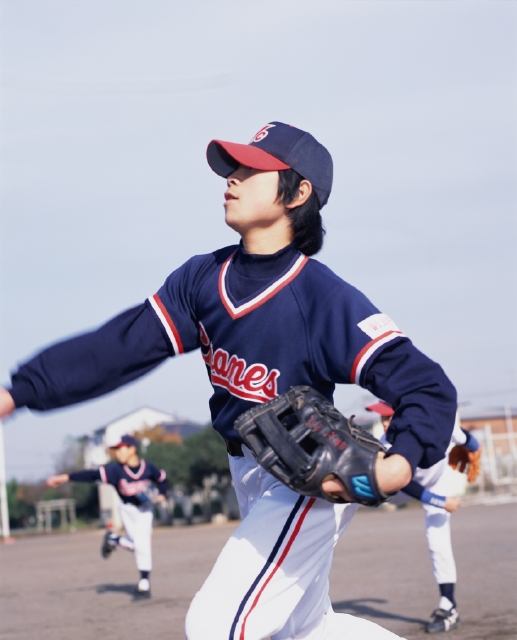 人物 日本人 スポーツ 子供 屋外 横向き 横顔 上半身 野球 ユニフォーム グローブ 投げる 青空 グラウンド 校庭 キャッチボール 練習 運動 子ども こども フォト作品紹介 イラスト 写真のストックフォトwaha ワーハ