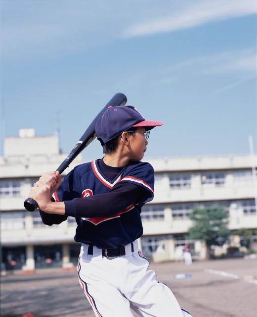 イラスト＆写真のストックフォトwaha（ワーハ）　人物、日本人、スポーツ、子供、屋外、正面、横顔、上半身、野球、ユニフォーム、バット、バッター、見つめる、構える、握る、青空、校庭、グラウンド、メガネ、運動、子ども、こども　p5-0154b