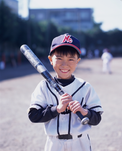 イラスト＆写真のストックフォトwaha（ワーハ）　人物、日本人、子供、スポーツ、屋外、正面、上半身、逆光、ポートレート、野球、ユニフォーム、バット、笑顔、握る、かつぐ、笑う、笑い、スマイル、運動、子ども、こども　p5-0161b