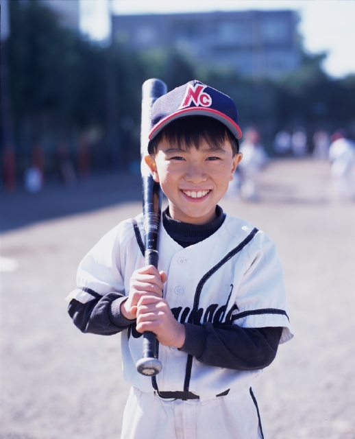イラスト＆写真のストックフォトwaha（ワーハ）　人物、日本人、子供、スポーツ、屋外、正面、上半身、逆光、ポートレート、野球、ユニフォーム、バット、笑顔、握る、かつぐ、笑う、笑い、スマイル、運動、子ども、こども　p5-0162bv