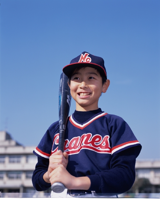 イラスト＆写真のストックフォトwaha（ワーハ）　人物、日本人、スポーツ、子供、屋外、正面、上半身、ポートレート、野球、ユニフォーム、バット、笑顔、握る、かつぐ、青空、笑う、笑い、スマイル、運動、子ども、こども　p5-0165b