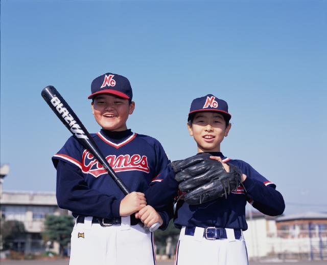 イラスト＆写真のストックフォトwaha（ワーハ）　人物、日本人、スポーツ、子供、屋外、正面、上半身、ポートレート、2人、友達、チームメイト、バット、グローブ、野球、ユニフォーム、笑顔、青空、笑う、笑い、スマイル、運動、子ども、こども　p5-0167b