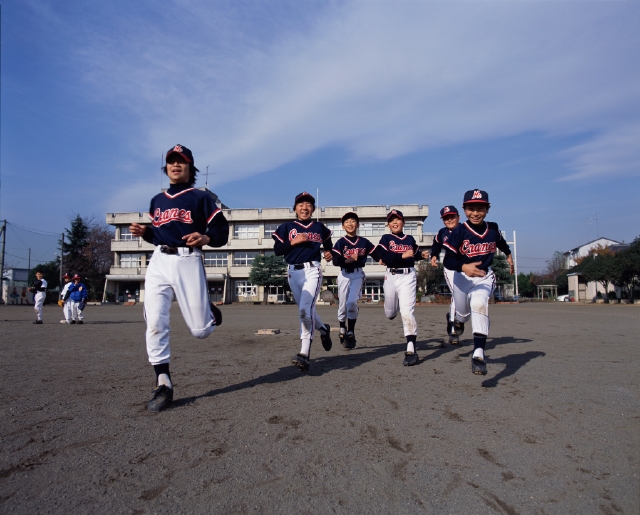 イラスト＆写真のストックフォトwaha（ワーハ）　人物、日本人、子供、スポーツ、元気、健康、屋外、正面、全身、グループ、仲間、友達、ライバル、集合、集団、チームメイト、走る、競争、目指す、出発、一番、野球、ユニフォーム、青空、グラウンド、校庭、楽しい、運動、子ども、こども　p5-0177c