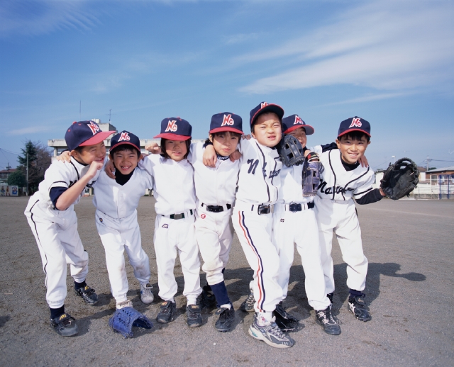 イラスト＆写真のストックフォトwaha（ワーハ）　人物、日本人、子供、スポーツ、屋外、正面、全身、ポートレート、友達、グループ、仲間、集合、チームメイト、グローブ、野球、ユニフォーム、青空、肩を組む、校庭、グラウンド、楽しい、並ぶ、運動、子ども、こども　p5-0178c