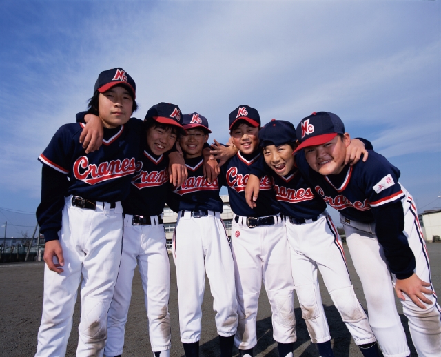 イラスト＆写真のストックフォトwaha（ワーハ）　人物、日本人、スポーツ、子供、屋外、正面、全身、ポートレート、友達、グループ、仲間、集合、チームメイト、野球、ユニフォーム、青空、肩を組む、校庭、グラウンド、楽しい、笑顔、笑う、笑い、スマイル、運動、子ども、こども　p5-0179c