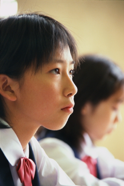 人物 日本人 頑張る 中学生 学生 表情 ポーズ 屋内 横向き 横顔 逆光 アップ 見つめる 熱心 目指す 考える 授業 決戦 賢い フォト作品紹介 イラスト 写真のストックフォトwaha ワーハ カンプデータは無料