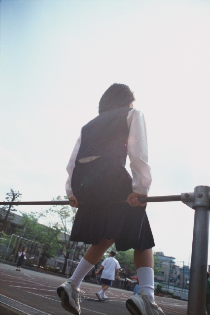 人物 日本人 夢 考える 中学生 学生 屋外 後ろ姿 後姿 背中 逆光 全身 ローアングル 鉄棒 座る 空 校庭 グラウンド 空 後姿 後ろ姿 うしろ姿 背中 フォト作品紹介 イラスト 写真のストックフォトwaha ワーハ