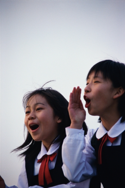 人物 日本人 中学生 学生 夢 考える 表情 ポーズ 屋外 横向き 横顔 上半身 逆光 2人 友達 叫ぶ 大声 呼ぶ フォト作品紹介 イラスト 写真のストックフォトwaha ワーハ カンプデータは無料