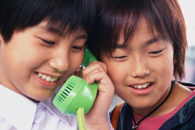 人物 日本人 子供 コミュニケーション 小学生 学生 屋外 正面 横顔 アップ 2人 友達 会話 笑う 公衆電話 帰るコール 笑う 笑い スマイル 子ども こども フォト作品紹介 イラスト 写真のストックフォトwaha ワーハ カンプデータは無料