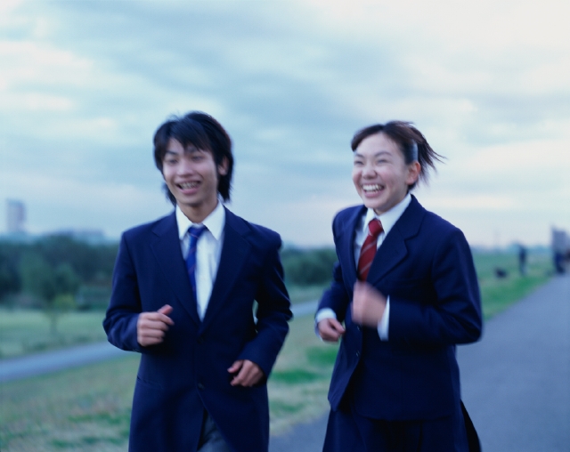 イラスト＆写真のストックフォトwaha（ワーハ）　人物、日本人、高校生、学生、走る、元気、健康、屋外、正面、上半身、ブレ、2人、友達、はしゃぐ、笑う、土手、笑う、笑い、スマイル、女子高生　p5-0555b