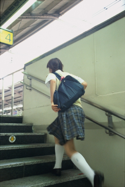 人物 日本人 高校生 学生 走る 屋外 後ろ姿 後姿 背中 全身 ブレ 駆け上がる 駅 ステーション 電車通学 手すり 後姿 後ろ姿 うしろ姿 背中 女子高生 フォト作品紹介 イラスト 写真のストックフォトwaha ワーハ カンプデータは無料