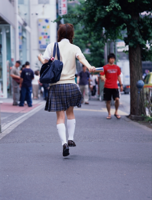 人物 日本人 ジャンプ 高校生 学生 屋外 後ろ姿 後姿 背中 全身 スキップ 後姿 後ろ姿 うしろ姿 背中 女子高生 フォト作品紹介 イラスト 写真のストックフォトwaha ワーハ