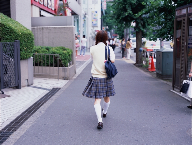 人物 日本人 高校生 学生 歩く 屋外 後ろ姿 後姿 背中 全身 後姿 後ろ姿 うしろ姿 背中 女子高生 フォト作品紹介 イラスト 写真のストックフォトwaha ワーハ カンプデータは無料