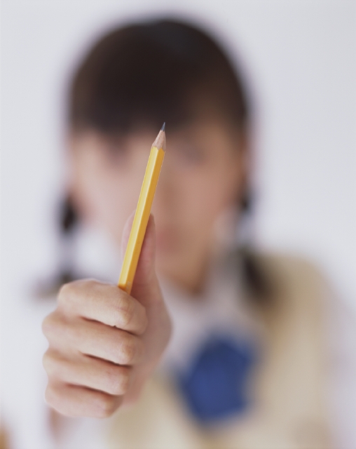 人物 日本人 高校生 学生 白バック 正面 アップ スタジオ 白バック 黄色い鉛筆 手 握る 持つ フォト作品紹介 イラスト 写真のストックフォトwaha ワーハ カンプデータは無料