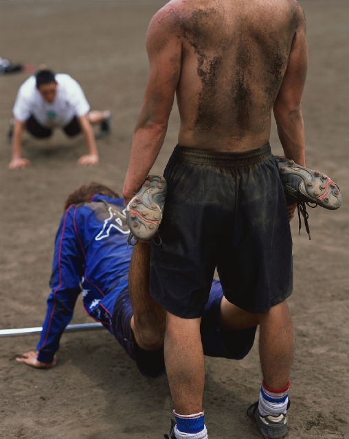 イラスト＆写真のストックフォトwaha（ワーハ）　人物、日本人、スポーツ、大学生、学生、頑張る、屋外、後ろ姿、後姿、背中、2人、苦しむ、腕立て伏せ、グラウンド、校庭、土、どろ、力強い、筋肉、後姿、後ろ姿、うしろ姿、背中、運動　p5-0701b