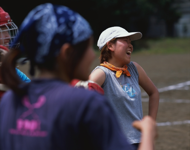 イラスト＆写真のストックフォトwaha（ワーハ）　人物、日本人、スポーツ、大学生、学生、屋外、横向き、横顔、上半身、笑う、ラクロス、グラウンド、校庭、笑う、笑い、スマイル、運動　p5-0730b