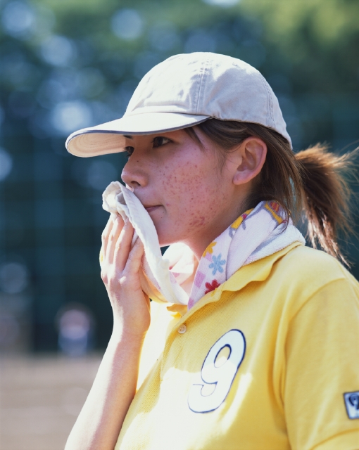 イラスト＆写真のストックフォトwaha（ワーハ）　人物、日本人、大学生、学生、スポーツ、屋外、横向き、横顔、上半身、逆光、見つめる、顔をふく、タオル、汗、運動　p5-0743bv