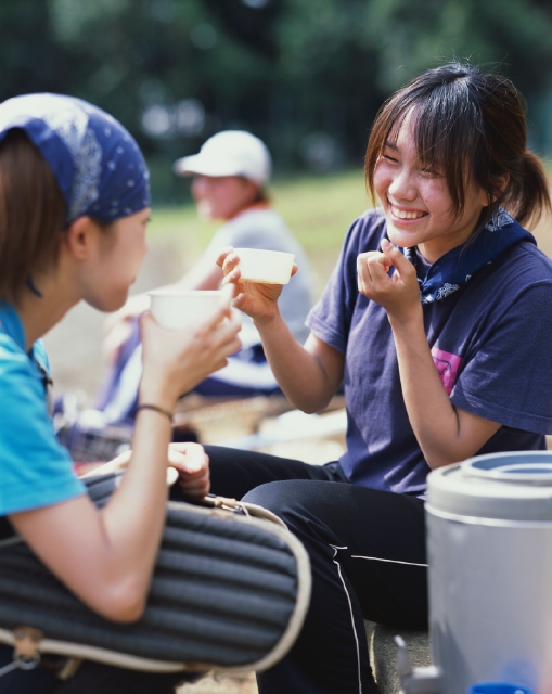 イラスト＆写真のストックフォトwaha（ワーハ）　人物、日本人、コミュニケーション、大学生、学生、スポーツ、屋外、横向き、横顔、正面、上半身、飲む、お茶、カップ、笑う、グラウンド、校庭、座る、笑う、笑い、スマイル、運動　p5-0747b