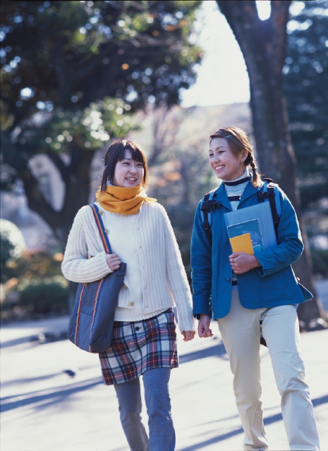 イラスト＆写真のストックフォトwaha（ワーハ）　人物、日本人、大学生、学生、歩く、屋外、正面、全身、2人、友達、笑う、おしゃべり、会話、笑う、笑い、スマイル　p5-0792bv