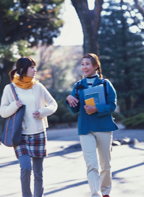 イラスト＆写真のストックフォトwaha（ワーハ）　人物、日本人、大学生、学生、歩く、屋外、正面、横顔、全身、2人、友達、笑う、おしゃべり、会話、笑う、笑い、スマイル　p5-0793b