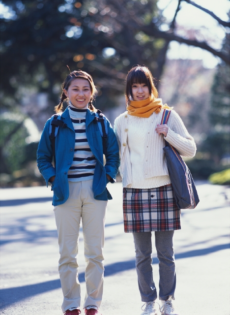 イラスト＆写真のストックフォトwaha（ワーハ）　人物、日本人、大学生、学生、屋外、正面、全身、ポートレート、2人、友達、笑う、笑う、笑い、スマイル　p5-0794b