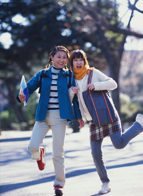 イラスト＆写真のストックフォトwaha（ワーハ）　人物、日本人、大学生、学生、表情、ポーズ、屋外、正面、全身、ポートレート、2人、友達、笑う、ふざける、はしゃぐ、片足を上げる、笑う、笑い、スマイル　p5-0795b