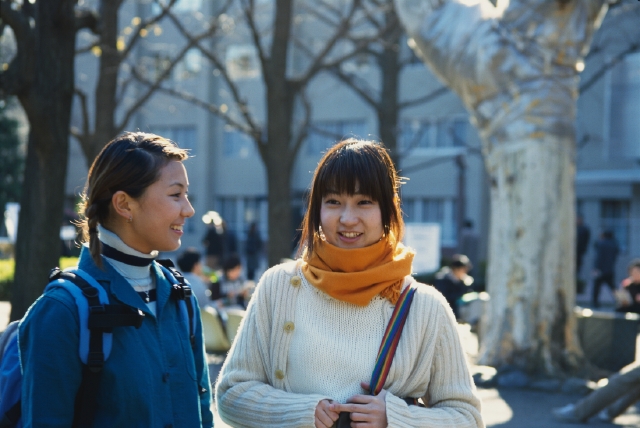 イラスト＆写真のストックフォトwaha（ワーハ）　人物、日本人、大学生、学生、屋外、横向き、横顔、正面、上半身、2人、友達、笑う、会話、笑う、笑い、スマイル　p5-0796b