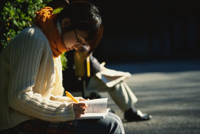 人物 日本人 大学生 学生 屋外 横向き 横顔 上半身 逆光 ペン 教科書 メガネ 座る ベンチ 真剣 真面目 本 フォト作品紹介 イラスト 写真のストックフォトwaha ワーハ カンプデータは無料