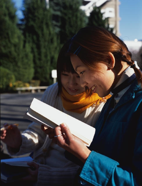 イラスト＆写真のストックフォトwaha（ワーハ）　人物、日本人、大学生、学生、屋外、横向き、横顔、上半身、2人、友達、教科書、本、見つめる　p5-0803bv