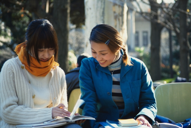 イラスト＆写真のストックフォトwaha（ワーハ）　人物、日本人、大学生、学生、屋外、正面、上半身、2人、友達、教科書、本、座る、ベン　p5-0806bv