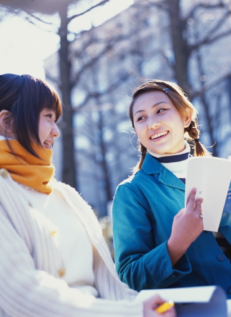 イラスト＆写真のストックフォトwaha（ワーハ）　人物、日本人、大学生、学生、屋外、正面、横向き、横顔、上半身、2人、友達、教科書、本、見つめ合う、会話　p5-0808bv