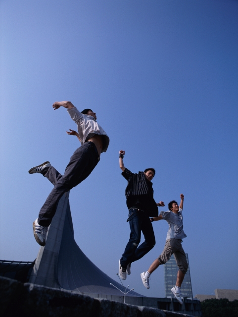 人物 日本人 ジャンプ 若者 屋外 横向き 横顔 全身 ローアングル 3人 複数 仲間 男の子 男性 屋外 遊ぶ 青春 楽しい 青空 手を上げる バンザイ 広場 あそぶ あそび 遊ぶ 遊び 季節 四季 フォト作品紹介 イラスト 写真のストックフォト