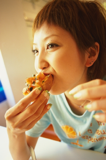 人物 日本人 若者 カフェ 屋内 正面 横顔 逆光 アップ 女の子 女性 食べ物 パン かじる 嬉しい おいしい フォト作品紹介 イラスト 写真のストックフォトwaha ワーハ カンプデータは無料